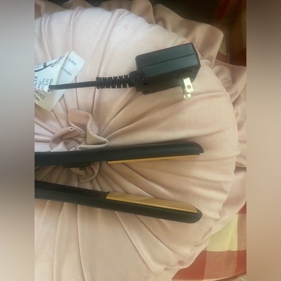 Chi hair styling with travel case super cute and spacious - flat iron - Picture 8 of 10